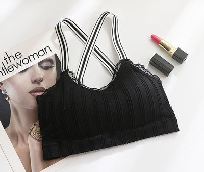 Γυναικείο μπουστάκι με δαντελωτά μοτίβα και τιράντες