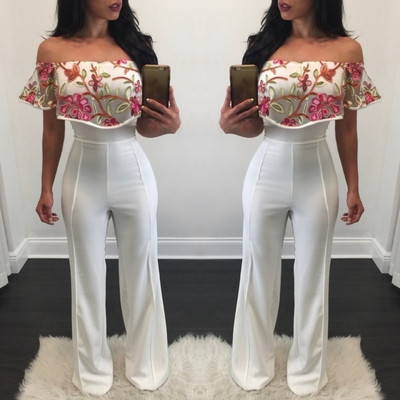 Κομψές γυναικείες φόρμες με πέτρες ώμους και λουλούδια με άνθη σε λευκό χρώμα