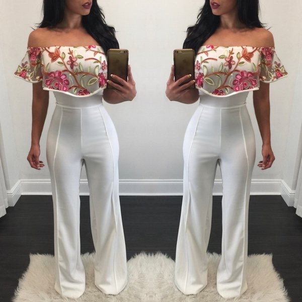 Κομψές γυναικείες φόρμες με πέτρες ώμους και λουλούδια με άνθη σε λευκό χρώμα