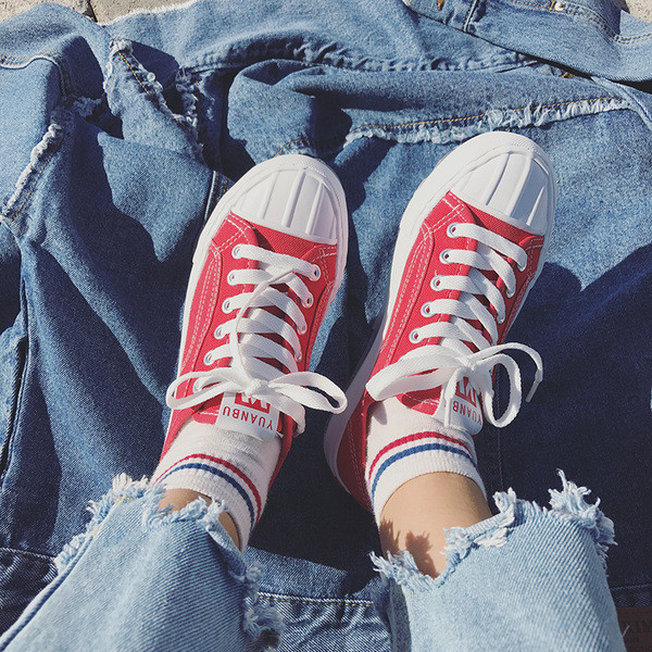 Stílusos alkalmi női tornacipő fehér, fekete és piros színben