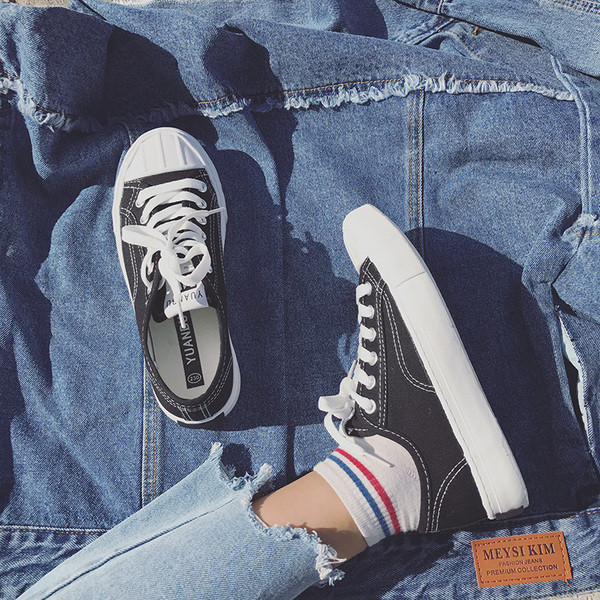 Stílusos alkalmi női tornacipő fehér, fekete és piros színben