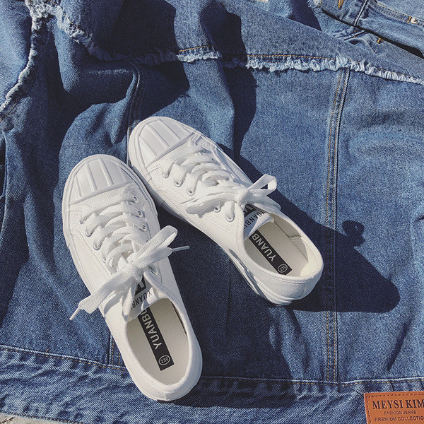 Stílusos alkalmi női tornacipő fehér, fekete és piros színben