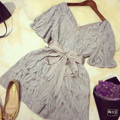 Κομψή  γυναικεία σαλοπέτα με ντεκολτέ σε σχήμα V και ζώνη γύρω από τη μέση