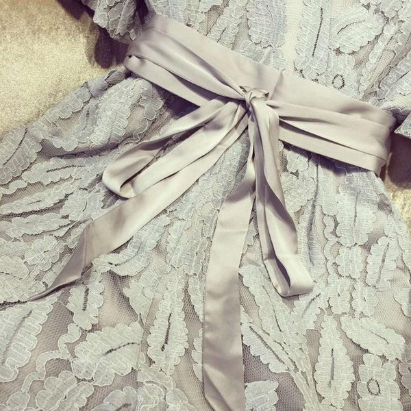 Κομψή  γυναικεία σαλοπέτα με ντεκολτέ σε σχήμα V και ζώνη γύρω από τη μέση