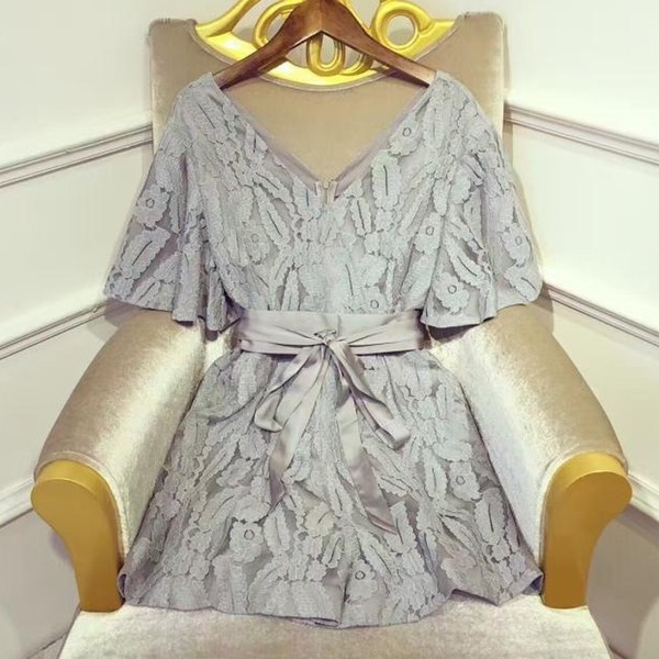 Κομψή  γυναικεία σαλοπέτα με ντεκολτέ σε σχήμα V και ζώνη γύρω από τη μέση