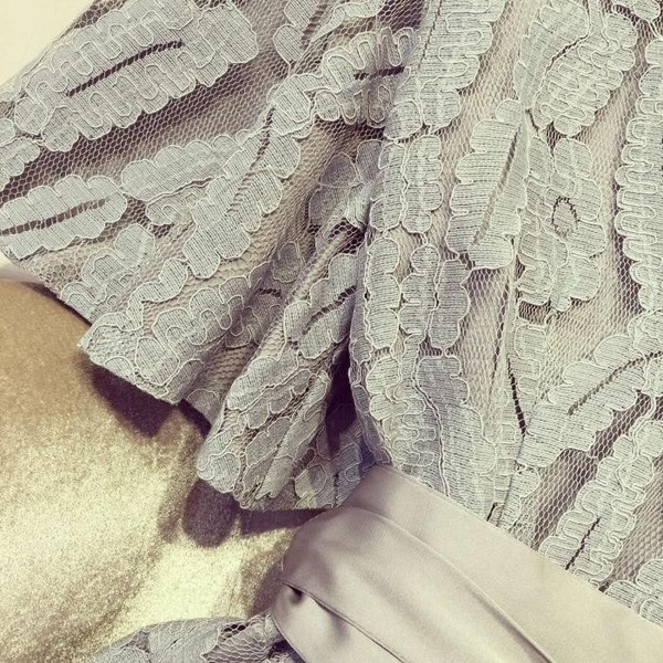 Κομψή  γυναικεία σαλοπέτα με ντεκολτέ σε σχήμα V και ζώνη γύρω από τη μέση