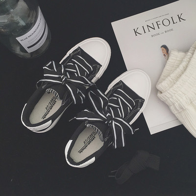 Tenisi casual eleganti, cu cravate interesante in alb, negru si roz