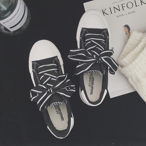 Tenisi casual eleganti, cu cravate interesante in alb, negru si roz