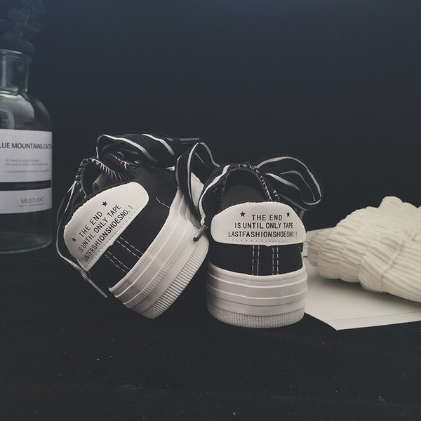 Tenisi casual eleganti, cu cravate interesante in alb, negru si roz