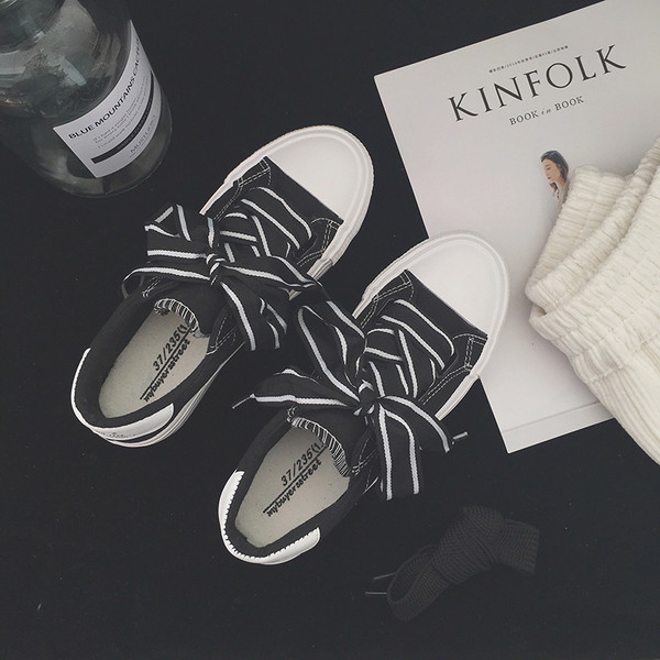 Tenisi casual eleganti, cu cravate interesante in alb, negru si roz