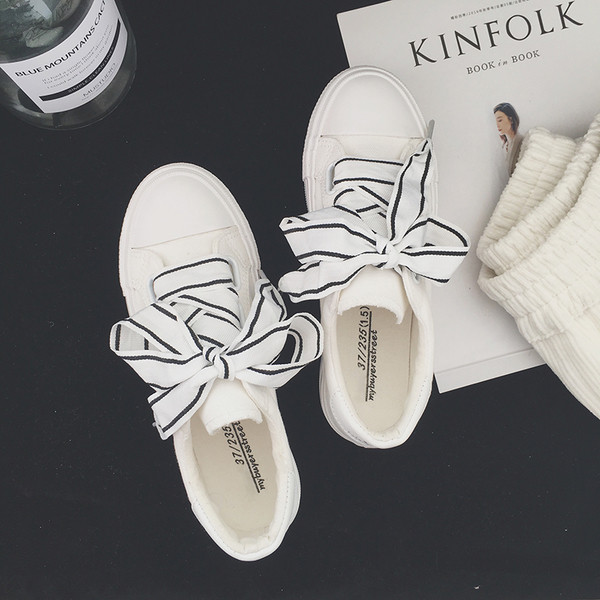 Tenisi casual eleganti, cu cravate interesante in alb, negru si roz