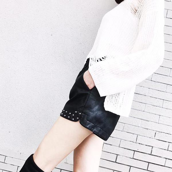 Pantaloni scurti de dama din piele ecologica cu talie elastica si elemente metalice