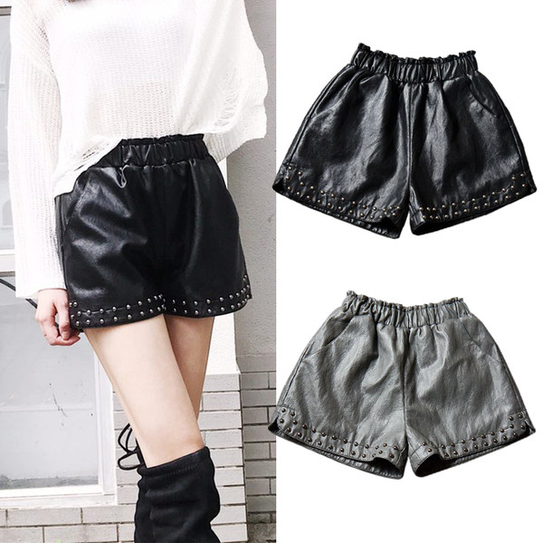 Pantaloni scurti de dama din piele ecologica cu talie elastica si elemente metalice