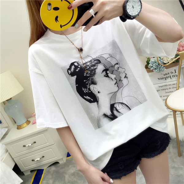 Γυναικεία φαρδιά μπλούζα με κοντό μανίκι και εκτύπωση σε διάφορα χρώματα