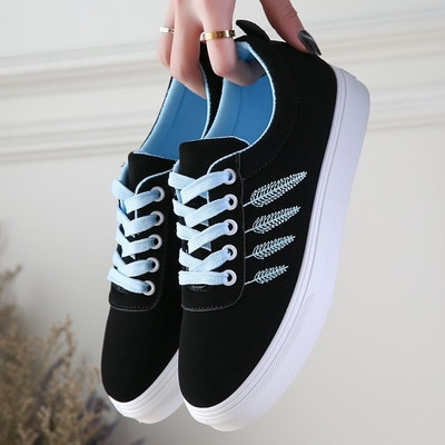 Alkalmi női tornacipő három színben hímzéssel