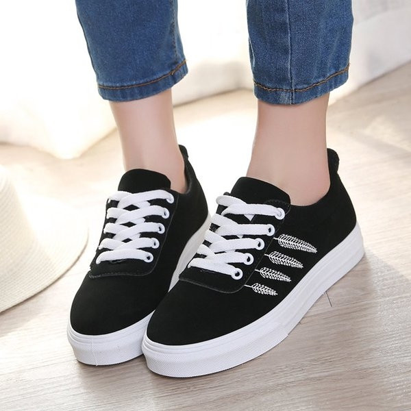 Alkalmi női tornacipő három színben hímzéssel