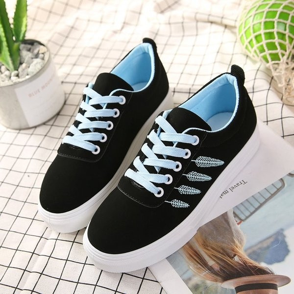 Alkalmi női tornacipő három színben hímzéssel