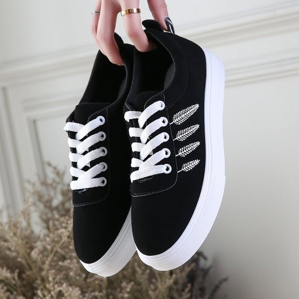 Alkalmi női tornacipő három színben hímzéssel