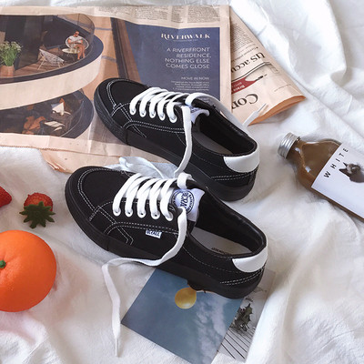 Casual  γυναικεία παπούτσια σε λευκό και μαύρο χρώμα