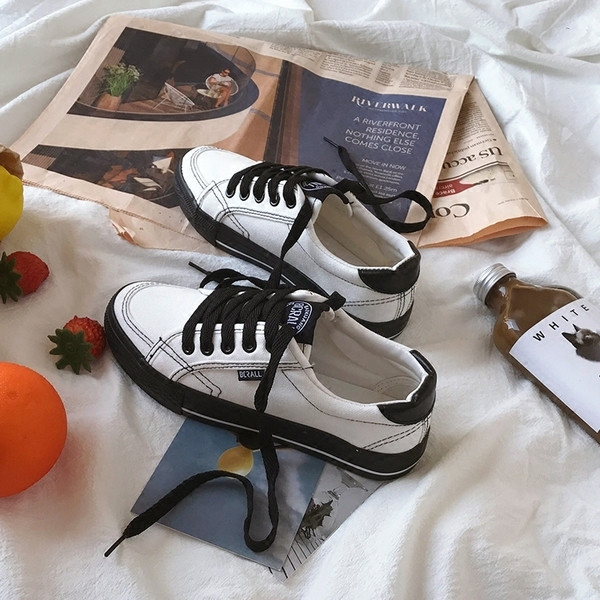 Casual  γυναικεία παπούτσια σε λευκό και μαύρο χρώμα