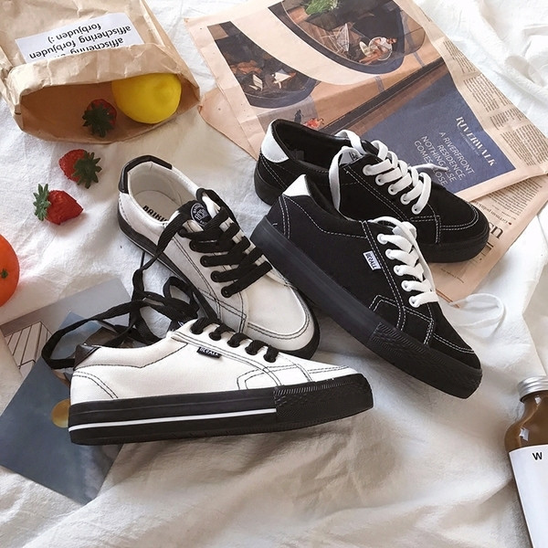 Casual  γυναικεία παπούτσια σε λευκό και μαύρο χρώμα