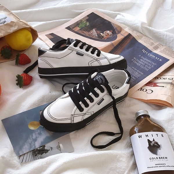 Casual  γυναικεία παπούτσια σε λευκό και μαύρο χρώμα