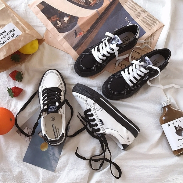 Casual  γυναικεία παπούτσια σε λευκό και μαύρο χρώμα