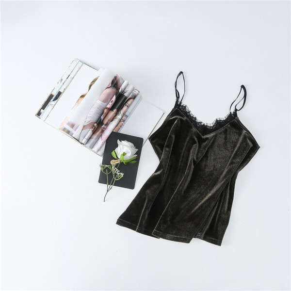 Top de damă elegant din catifea, cu accent de dantelă pe decolteu