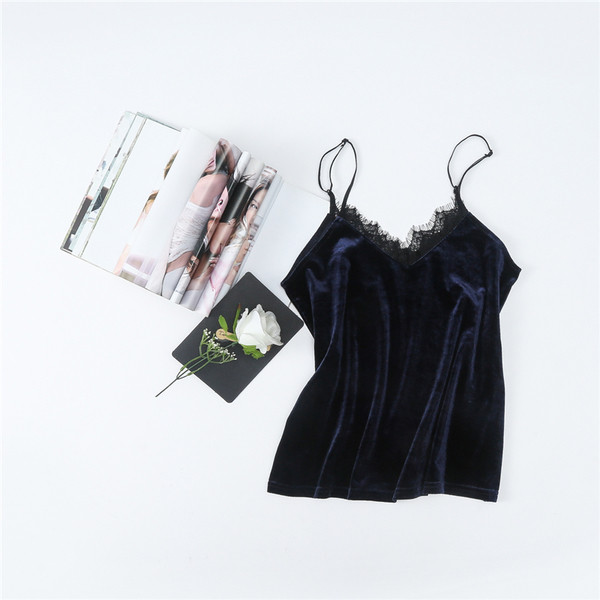 Top de damă elegant din catifea, cu accent de dantelă pe decolteu