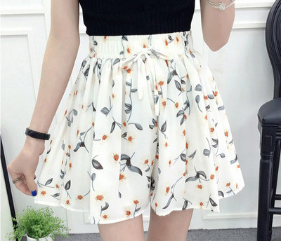 Női rövidnadrág széles modell elasztikus derékkal, virágos motívumokkal