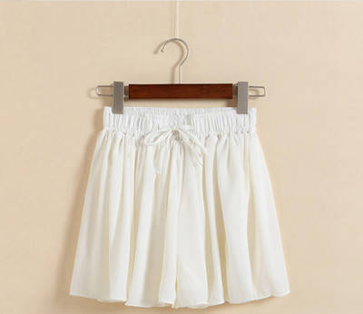 Női rövidnadrág széles modell elasztikus derékkal, virágos motívumokkal