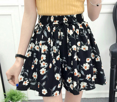 Női rövidnadrág széles modell elasztikus derékkal, virágos motívumokkal