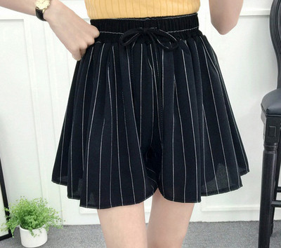 Női rövidnadrág széles modell elasztikus derékkal, virágos motívumokkal