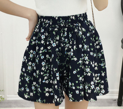 Női rövidnadrág széles modell elasztikus derékkal, virágos motívumokkal
