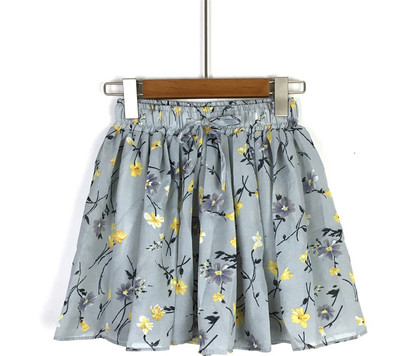 Női rövidnadrág széles modell elasztikus derékkal, virágos motívumokkal