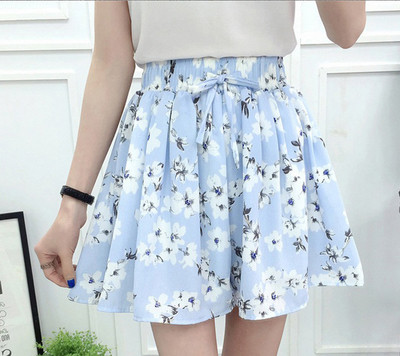 Női rövidnadrág széles modell elasztikus derékkal, virágos motívumokkal