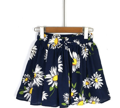 Női rövidnadrág széles modell elasztikus derékkal, virágos motívumokkal