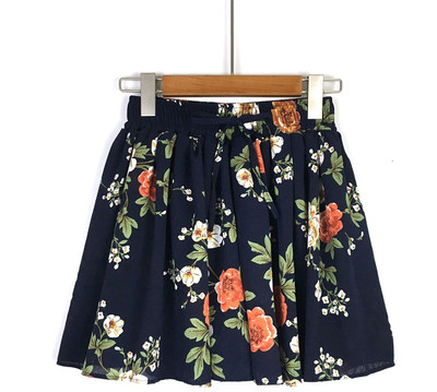Női rövidnadrág széles modell elasztikus derékkal, virágos motívumokkal