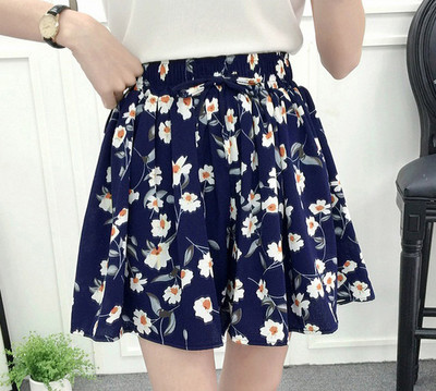 Női rövidnadrág széles modell elasztikus derékkal, virágos motívumokkal
