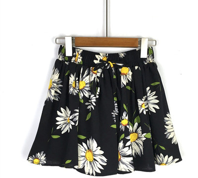 Női rövidnadrág széles modell elasztikus derékkal, virágos motívumokkal