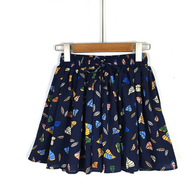 Női rövidnadrág széles modell elasztikus derékkal, virágos motívumokkal