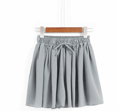 Női rövidnadrág széles modell elasztikus derékkal, virágos motívumokkal