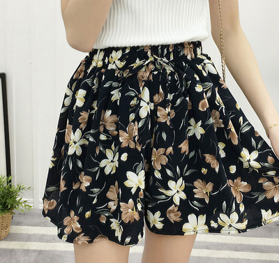 Női rövidnadrág széles modell elasztikus derékkal, virágos motívumokkal
