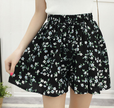 Női rövidnadrág széles modell elasztikus derékkal, virágos motívumokkal