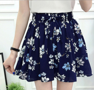 Női rövidnadrág széles modell elasztikus derékkal, virágos motívumokkal