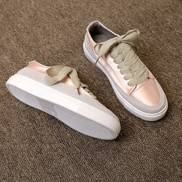 Κομψά γυναικεία αθλητικά παπούτσια  με επίπεδη σόλα σε διάφορα χρώματα