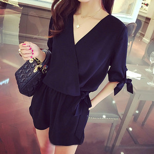 Salopetă elegantă pentru femei, cu decolteu în V, mâneci 3/4 cu panglică și buzunare