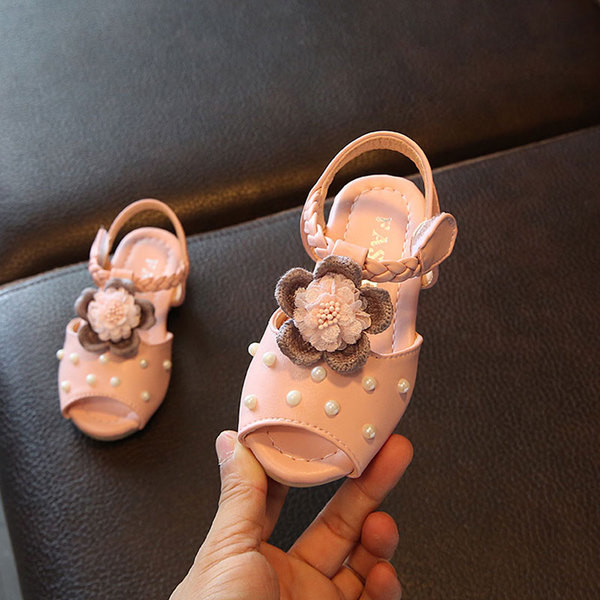 Modern gyerekszandál lányoknak virágmotívummal és díszkövekkel
