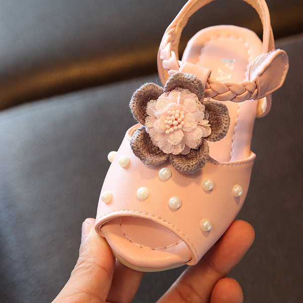Modern gyerekszandál lányoknak virágmotívummal és díszkövekkel