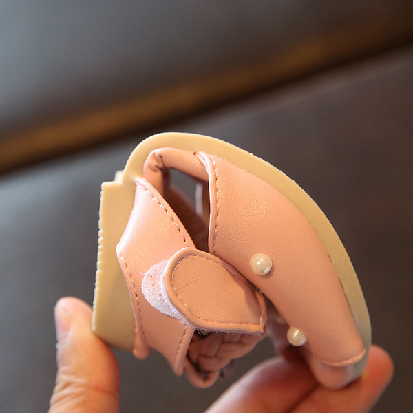 Modern gyerekszandál lányoknak virágmotívummal és díszkövekkel